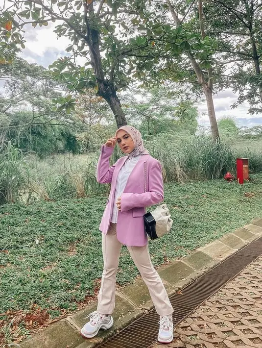 Ingin tampil lebih cerah? Padukan kemeja putih dengan blazer lilac dan long pants sperti irish Bella ini. (Instagram/_irishbella_).