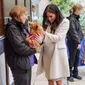 Meghan Markle mengunjungi Mayhew untuk proyek charity yang tengah ditangani, 16 Januari 2019. (dok. Instagram @kensingtonroyal/https://www.instagram.com/p/BstArWzFHtu/Asnida Riani)