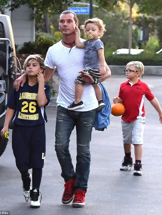 Namun, TMZ menuliskan bahwa Gavin masih menggunaka cincin tersebut demi anak-anak mereka. (Daily Mail)