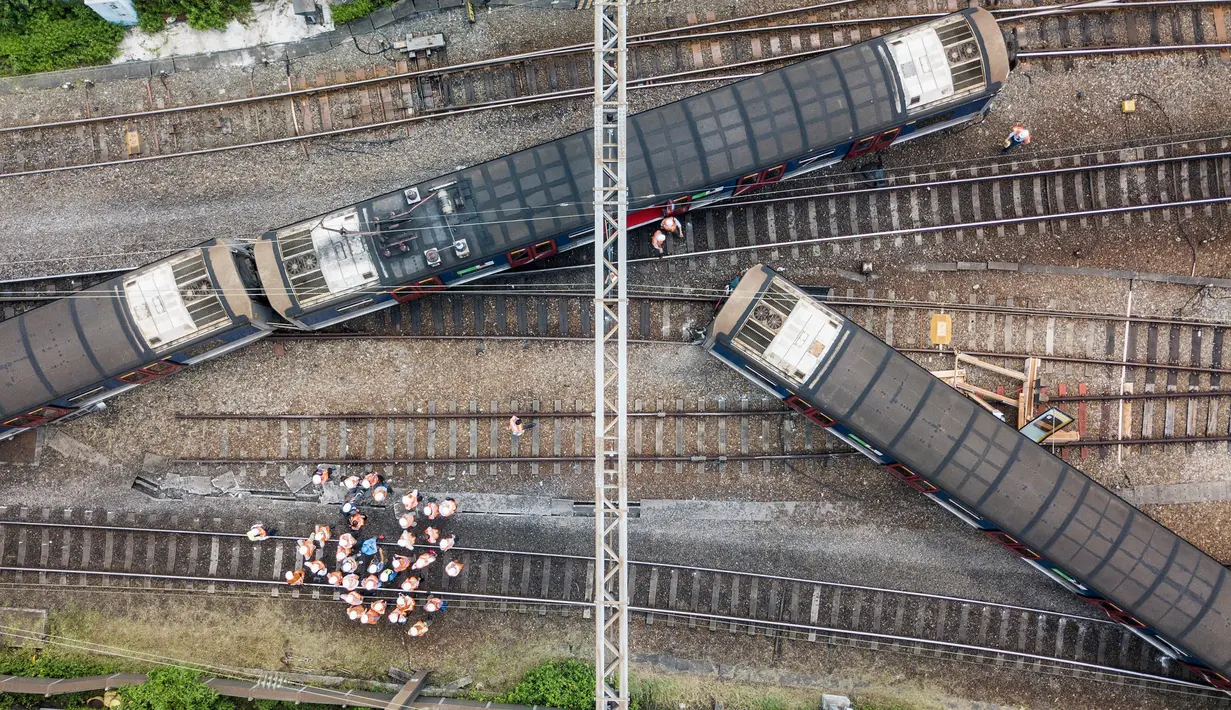 Gambar udara memperlihatkan regu penyelamat berada di lokasi tergelincirnya kereta metro atau Mass Transit Railway (MTR) di Stasiun Hung Hom, Hong Kong, Selasa (17/9/2019). Gangguan pada jaringan yang biasanya lancar itu biasa digunakan hampir enam juta orang setiap hari kerja (Anthony WALLACE/AFP)