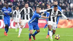 Bek Juventus, Alex Sandro, berusaha melewati bek Empoli, Manuel Pasqual. Pada laga ini Juventus memakai formasi 4-2-3-1, sementara Empoli menggunakan skema 4-3-1-2. (AP/Alessandro Di Marco)