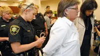 Linda Hovensky tiba-tiba dihampiri polisi saat berada di toilet dan dipaksa keluar ketika kondisi ia tengah buang air kecil.