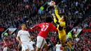 Aksi kiper Liverpool, Simon Mignolet, menghalau serangan MU di Stadion Old Trafford, Inggris. Sabtu (12/9/2015). (EPA/Lindsey Parnaby)