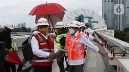 Menteri Perhubungan, Budi Karya Sumadi (kanan) saat meninjau Jembatan Bentang Panjang Dukuh Atas LRT Jabodebek, Jakarta, Minggu (29/11/2020). Saat ini progres pembangunan LRT Jabodebek sudah mencapai 79,52 persen dan ditarget akan beroperasi pada pertengahan 2022. (Liputan6/Helmi Fithriansyah)