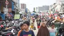Suasana Jalan Jatinegara Barat yang dipenuhi kendaraan dan pengungsi banjir di kawasan Kampung Melayu, Jakarta Timur, Kamis (2/1/2020). Banjir yang menggenangi kawasan tersebut menyebabkan lalu lintas terputus akibat banyaknya warga yang memenuhi jalan. (Liputan6.com/Immanuel Antonius)