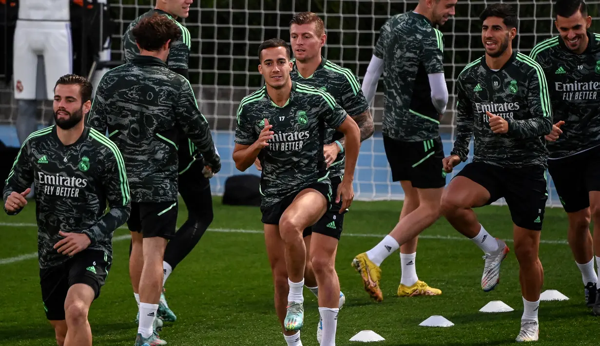 Pemain depan Real Madrid Lucas Vazquez (tengah) mengambil bagian dalam sesi latihan jelang menjamu Celtic pada matchday terakhir Grup F Liga Champions di Valdebebas, pinggiran Madrid, Selasa (1/11/2022). Celtic sudah dipastikan finis peringkat empat. Sementara itu, Madrid sudah pasti lolos ke babak 16 besar. (PIERRE-PHILIPPE MARCOU / AFP)