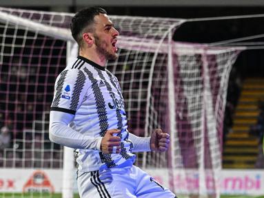 Gelandang Juventus Filip Kostic merayakan gol kedua timnya yang dicetak ke gawang Salernitana pada pekan ke-21 Liga Italia 2022/2023 di Stadio Arechi, Rabu dini hari WIB (8/2/2023). Juventus akhirnya berhasil memutus catatan buruk usai mengalahkan Salernitana 3-0. (Photo by Andreas SOLARO / AFP)