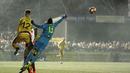 Aksi kiper Arsenal, David Ospina menghalau bola dari kejaran pemain Sutton United, Adam May pada putaran kelima Piala FA di Gander Green Lane stadium, London, (20/2/2017). Arsenal menang 2-0. (AP/Matt Dunham)