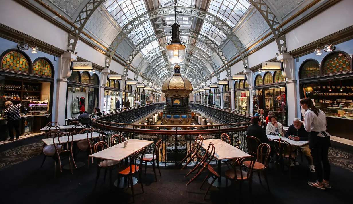 Sebuah kafe yang dibuka sebagian di Sydney, Australia (17/5/2020). Industri pariwisata Australia mengalami kerugian sekitar 5,8 miliar dolar Australia (1 dolar Australia = Rp10.579) dalam tiga bulan pertama 2020 seiring merebaknya pandemi coronavirus. (Xinhua/Bai Xuefei)