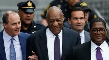 Aktor dan Komedian Bill Cosby (tengah) berjalan keluar dari Gedung Pengadilan Montgomery setelah persidangan kasus penyerangan seksualnya, di Norristown, (6/6). Sekitar 50 wanita menuduh Cosby melakukan kekerasan seksual. (AP Photo/Matt Slocum)