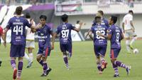 Pemain Persita Tangerang saat melawan PSM Makassar pada laga Shopee Liga 1 di Stadion Sport Center Tangerang, Jumat, (6/3/2020). Kedua tim bermain imbang 1-1. (Bola.com/M Iqbal Ichsan)