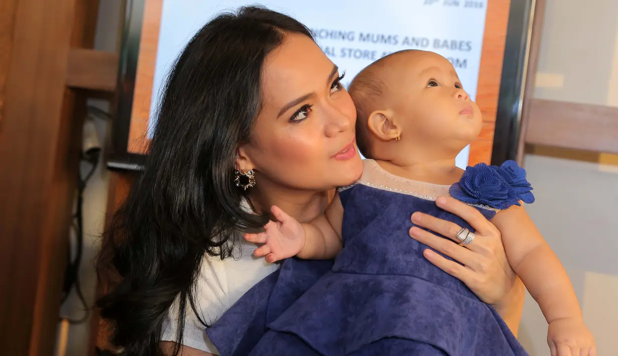 Meski telah memiliki dua orang anak, None Cilik Jakarta Barat (1986) itu tidak ingin menggunakan jasa babysitter demi membantu merawat buah hatinya. (Andy Masela/Bintang.com)