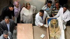 Petugas memperlihatkan sarkofagus kuno di Museum Mesir, Kairo, Selasa (21/6). Artefak kuno tersebut sempat dijarah usai repatriasi dari Israel. (AFP PHOTO / Mohamed El-Shahed)