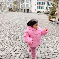 Puff jacket yang dikombinasikan dengan fur pants dengan warna yang senada yaitu pink akan membuat si kecil terlihat sangat cantik. (instagram/gyaps)