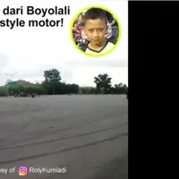 Melihat aksinya saat freestyle motor kamu nggak akan menyangka bahwa bocah asal Boyolali ini baru berusia 11 tahun. (Foto: Facebook/Bantu Share)
