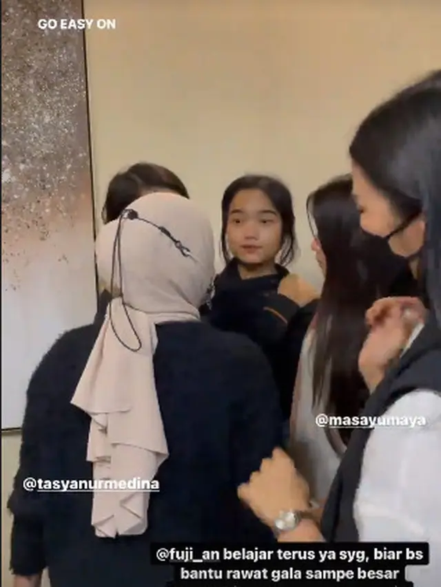 6 Potret Fuji di Pengajian 40 Harian Vanessa Angel dan Bibi Ardiansyah, Jadi Sorotan
