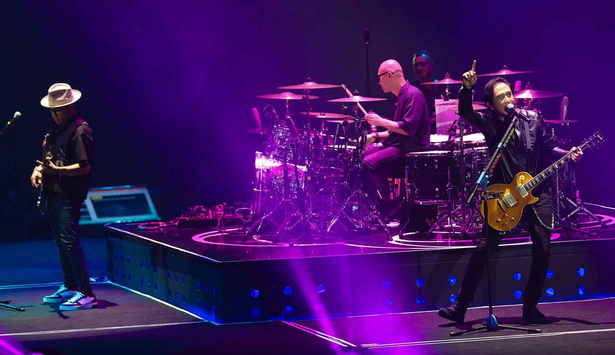 Album ini menampilkan lagu-lagu baru seperti “Ego” dan “Haru Biru” yang turut dibawakan dalam konser. Padi Reborn juga menampilkan aransemen ulang lagu-lagu lama mereka, memberikan sentuhan segar pada karya-karya klasik. Tampak dalam foto, grup band Padi Reborn saat tampil dalam Konser Dua Delapan yang digelar di Tennis Indoor, Gelora Bung Karno, Senayan, Jakarta, Sabtu (31/1/2026) malam. (Kapanlagi.com/Budy Santoso)