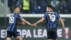 Pemain Atalanta Berat Djimsiti (kanan) merayakan dengan rekan setimnya Merih Demiral setelah mencetak gol ke gawang Olympiacos pada pertandingan sepak bola babak 16 besar Liga Europa di Stadion Gewiss, Bergamo, Italia, 17 Februari 2022. Atalanta menang 2-1. (Spada/LaPresse via AP)