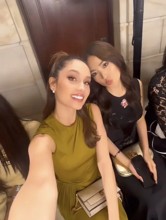 Saat hadir di fashion show Tory Burch menjadi perwakilan Indonesia, Cinta Laura dan Natasha Wilona duduk berdampingan. Penampilan keduanya pun tak kalah dengan tamu lainnya.[@claurakiehl]