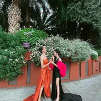 Mikha Tambayong dan Febby Rastanty menikmati kebersamaan mereka saat screening 'The Rings of Power' di Singapura. Tentunya dalam tampilan gaun karpet merah yang stunning. (Foto: Instagram @febbyrastanty)