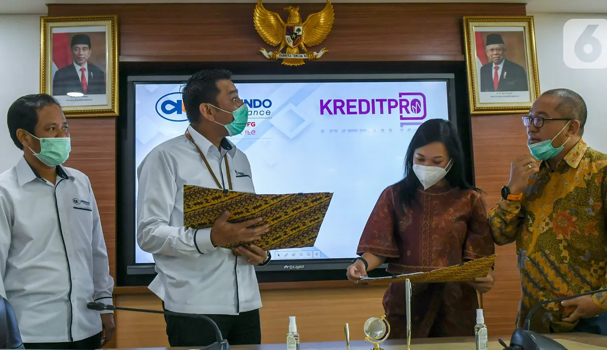 Pimpinan PT Askrindo Cabang Jakarta Cikini Adjis, Kepala Divisi Pemasaran Digital Ardian Brahmana, Direktur Utama KreditPro Adelheid Helena Bokau dan Komisaris Alexander Rusli berbincang di sela-sela penandatanganan kerjasama di Jakarta Selasa (27/10/2020). (Liputan6.com/HO/Iqbal)