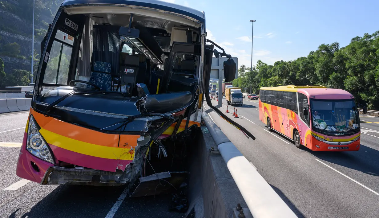 Kondis bagian depan bus usai bertabrakan dengan taksi di Hong Kong (30/11). Bus tersebut dalam perjalanan ke bandara Hong Kong bertabrakan dengan taksi, kata polisi, dengan penumpang dilaporkan terlempar dari jendela bus. (AFP Photo/Anthony Wallace)