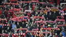 Suporter Liverpool memberikan dukungan saat klub kesayangannya melawan Spartak Moskow pada laga Liga Champions di Stadion Anfield, Liverpool, Rabu (6/12/2017). Liverpool menang 7-0 atas Spartak. (AP/Rui Vieira)