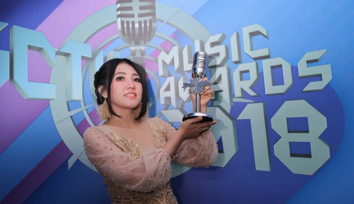 Malam penghargaan SCTV Music Awards 2018 kembali digelar. Jumat (27/4) malam, ajang tahunan yang ke 15 kali itu berlangsung meriah. Via Vallen menjadi salah satu yang meraih penghargaan. (Adrian Putra/Bintang.com)