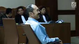 Terdakwa merintangi penyidikan KPK pada kasus korupsi e-KTP, Fredrich Yunadi saat sidang putusan di Pengadilan Tipikor, Jakarta, Kamis (28/6). Terdakwadinyatakan bersalah, dihukum tujuh tahun penjara, denda Rp 500 juta. (Liputan6.com/Helmi Fithriansyah)