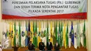 Mendagri Tjahjo Kumolo didampingi Ahok, Djarot Syaiful Hidayat dan Plt Gubernur DKI Jakarta, Soni Sumarsono menghadiri Acara Peresmian Pelaksana Tugas Gubernur dan serah terima nota pengantar tugas Pilkada Serentak 2017. (Liputan6.com/Johan Tallo)