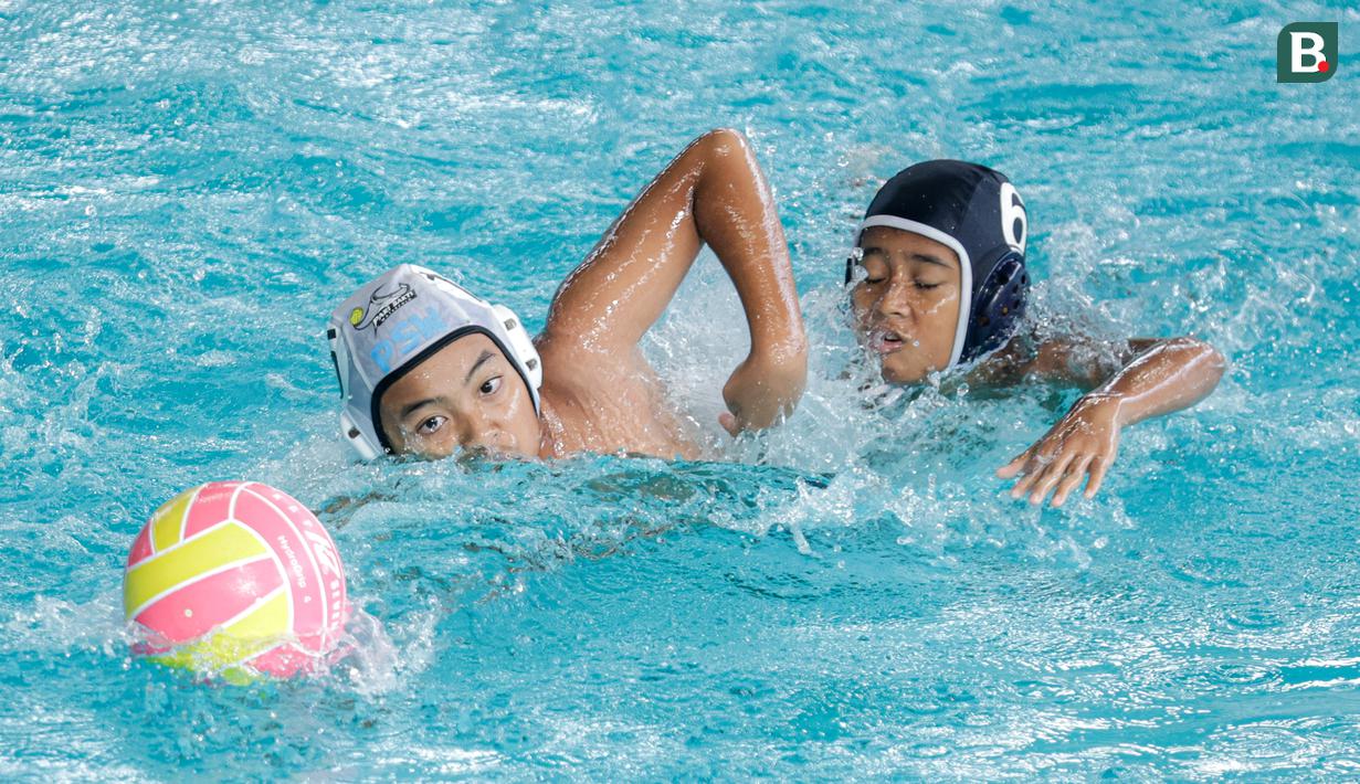Pemain Pari Sakti, Zuhdy Dharmawan (kiri) berebut bola dengan pemain Tirta Kencana 78, Fadlan Ayodyo dalam laga polo air Indonesia Open Aquatic Championships 2025 di Stadion Akuatik Gelora Bung Karno, Senayan, Jakarta, Rabu (12/11/2025). (Bola.com/Bagaskara Lazuardi)