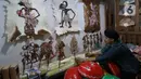 Pengunjung melihat produk lokal saat Festival UMKM di JIExpo Kemayoran, Jakarta, Sabtu (19/8/2023). (Liputan6.com/Angga Yuniar)