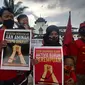 Muhammad Aris, anggota Federasi Serikat Buruh Militan (F-Sebumi), beserta anak dan istri turut aksi di depan Gedung Sate, Kota Bandung, pada Hari Buruh Internasional atau May Day, 1 Mei 2021. (Dikdik Ripaldi/ Liputan6.com)