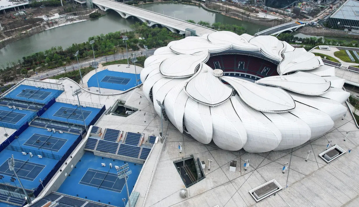Foto udara pada 1 April 2022 ini menunjukkan Pusat Tenis Pusat Olahraga Olimpiade Hangzhou, tempat Asian Games ke-19, di Hangzhou di provinsi Zhejiang timur China. Asian Games ke-19 Hangzhou 2022 rencananya digelar pada 10-25 September 2022. (STR / AFP)