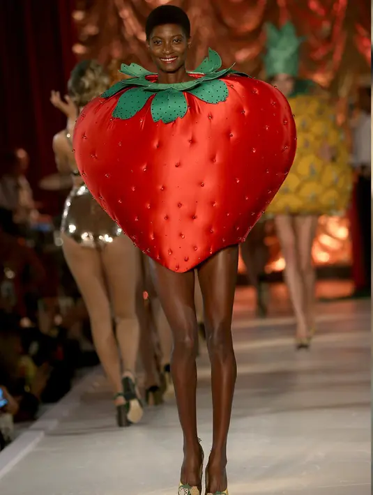 Seorang model membawakan busana berbentuk buah Strawberry karya Charlotte Olympia dalam Fashion Week Spring/Summer 2017 di London, Inggris, (18/9). (REUTERS/Neil Hall)