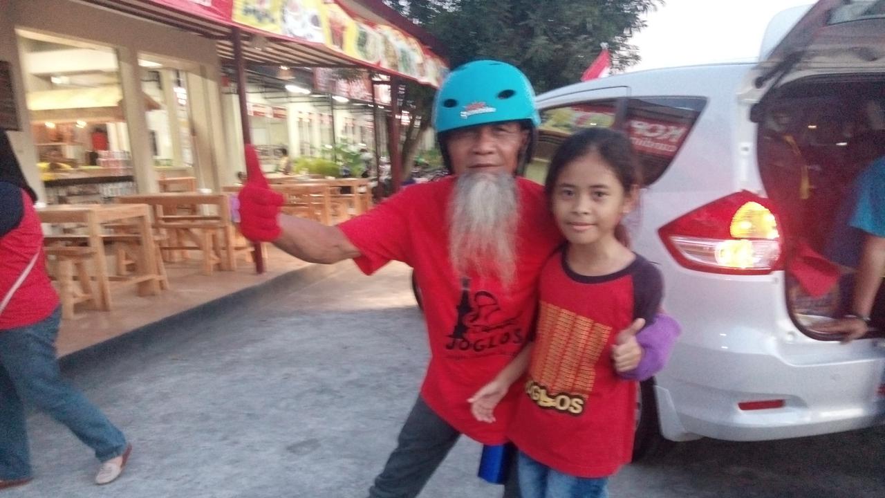 Kakek Asal Jogja Menuju ke Jakarta dengan Bersepatu Roda