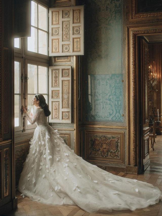 6 Detail Penampilan Valencia Tanoe di Hari Pernikahan, Gaun Dirancang Desainer Terkenal