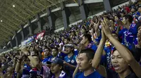 Aremania bernyanyi memberikan dukungan kepada Arema FC yang bertanding melawan Persija Jakarta pada laga Liga 1 di Stadion Patriot Candrabaga, Bekasi, Jumat (2/6/2017). (Bola.com/Vitalis Yogi Trisna)