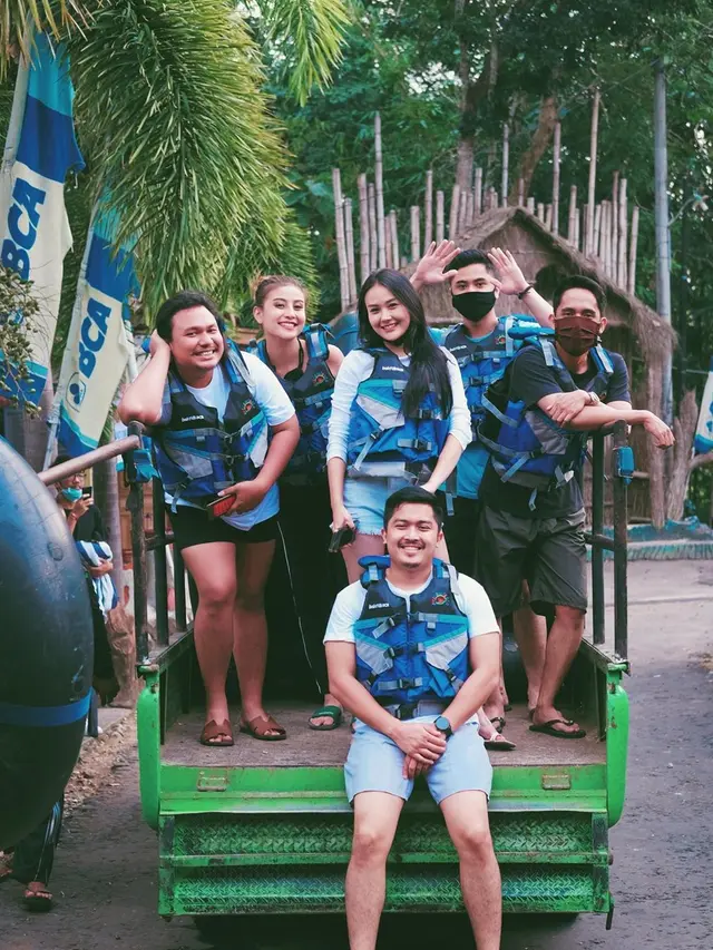Gaya Liburan Awkarin di Jogja. (Sumber: Instagram/awkarin)