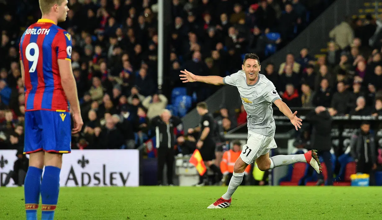 Gelandang Manchester United, Nemanja Matic berselebrasi setelah mencetak gol ke gawang Crystal Palace dalam lanjutan Liga Inggris di Stadion Selhurst Park, Senin (5/3). Matic sukses menyarangkan gol pertamanya untuk Manchester United. (Glyn KIRK/AFP)