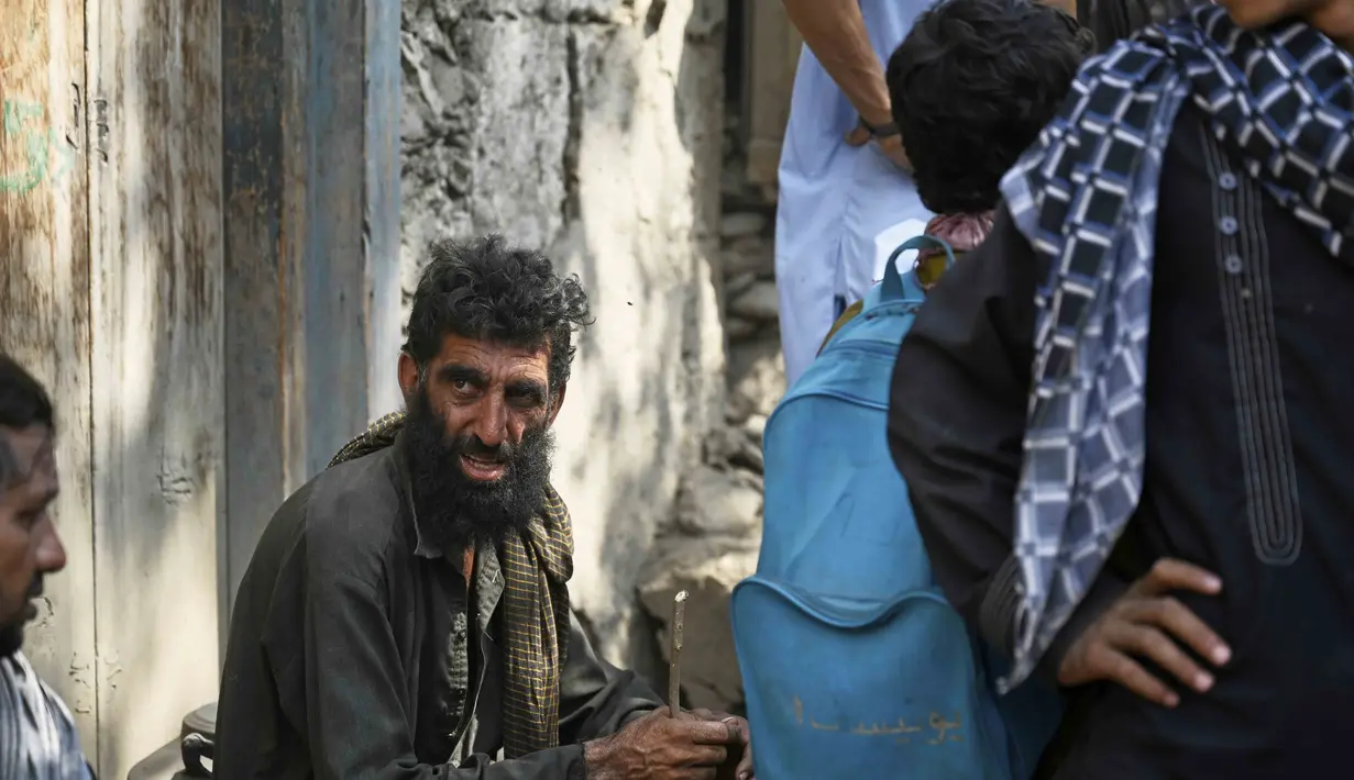 Kementerian Kesehatan Afghanistan menyatakan jumlah korban tewas kemungkinan terus bertambah seiring dengan operasi penyelamatan yang masih berlanjut di sejumlah daerah terpencil. (AP Photo/Nava Jamshidi)