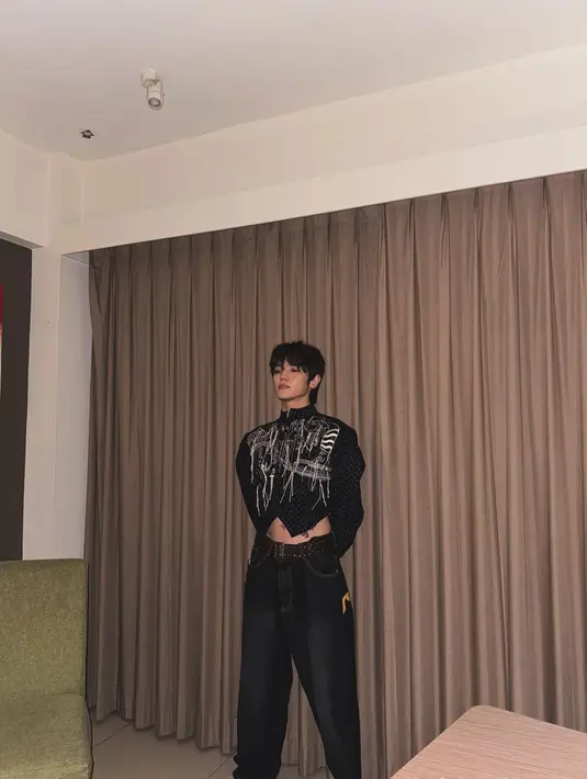 Dalam unggahan tersebut, leader of NCT 127 itu tampil tampan mengenakan batik gedog tuban warna hitam dengan aksen sulaman dan rumbai di panel bagian depan. [@taeoxo_nct]