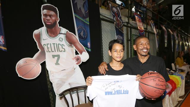 Aksi Mantan Pemain Terpendek NBA Muggsy Bogues