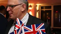 Pendukung Brexit mengenakan topi Inggris di pesta Leave.EU setelah melihat hasil penghitungan sementara referendum Inggris yang menunjukkan mayoritas rakyat Inggris memilih “Brexit” alias keluar dari Uni Eropa, di London, Kamis (23/6). (GEOFF CADDICK/AFP)