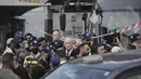 Perdana Menteri Israel Benjamin Netanyahu (tengah) meninjau langsung lokasi serangan penembakan, di mana beberapa orang tewas dan lainnya luka-luka di sebuah halte bus di Yerusalem, Senin, 8 September 2025. (AP Photo/Mahmoud Illean)