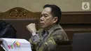 Terdakwa kasus dugaan suap kepada Asisten Pidana Umum Kejati DKI Jakarta Agus Winoto dan jaksa Kejati DKI Jakarta Arih W Suranta, Alfin Suherman menyimak keterangan saksi saat sidang lanjutan di Pengadilan Tipikor Jakarta, Senin (14/10/2019). (Liputan6.com/Helmi Fithriansyah)
