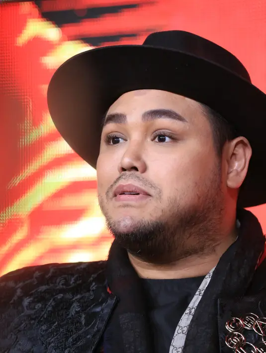 “Saya senang banyak yang tinggi, jadi buat aku sih modal utamanya yaa… harus tinggi. Bentuk badan proposional,” ucap Ivan Gunawan dalam Malam Bakat dan Seni Budaya pada beberapa waktu lalu. (Adrian Putra/Bintang.com)