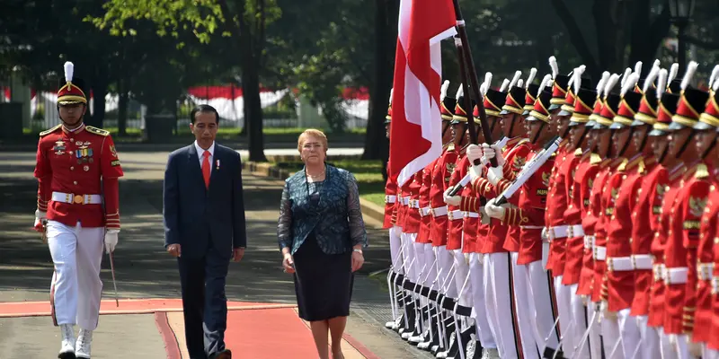 20170512-Presiden Jokowi Sambut Kedatangan Presiden Chile-AFP