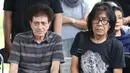 Semasa hidupnya, Donny Fattah dikenal sebagai sosok sentral dalam sejarah musik rock Indonesia. Tampak dalam foto, ekspresi vokalis grup band God Bless, Ahmad Albar (tengah) bersama Ian Antono (kanan) menyaksikan prosesi pemakaman jenazah Donny Fattah di Tempat Pemakaman Umum (TPU) Kampung Kandang, Jagakarsa, Jakarta Selatan, Sabtu (7/3/2026). (Kapanlagi.com/Budy Santoso)