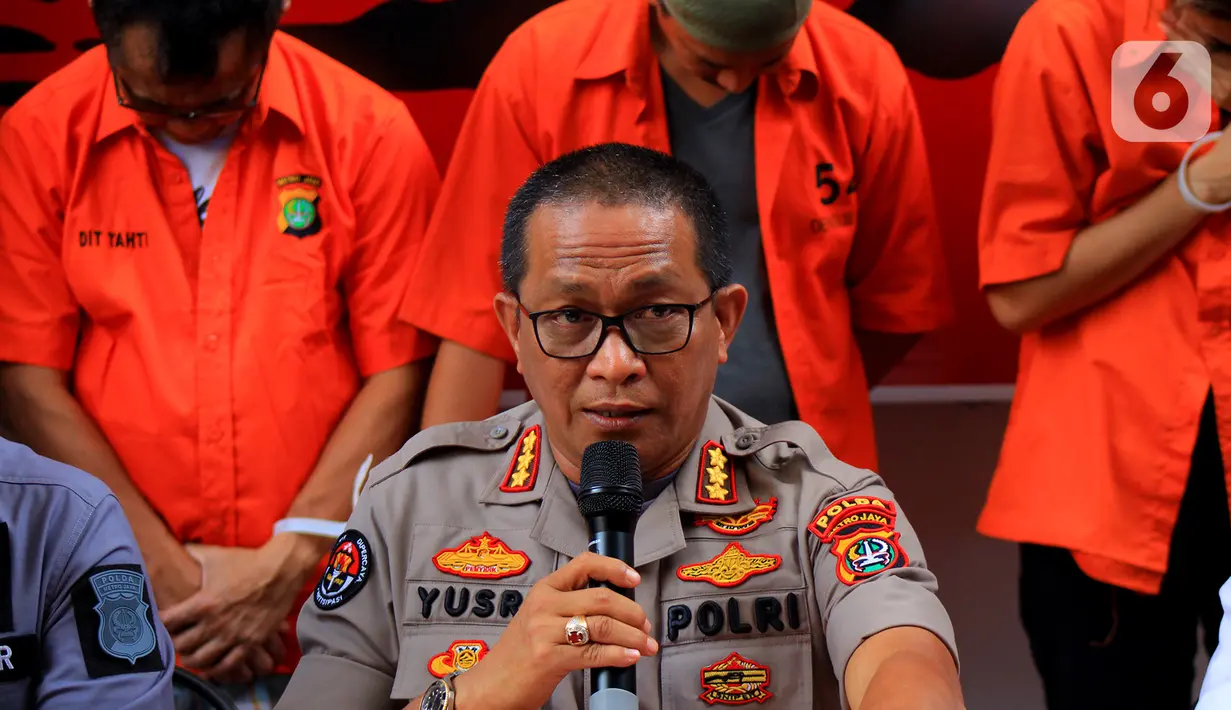 Kabid Humas Polda Metro Jaya Kombes Pol Yusri Yunus memberikan keterangan kepada awak media saat rilis kasus penyalagunaan narkoba jenis kokain pemain film Nanie Darham di Polda Metro Jaya, Jakarta, Senin (10/2/2020). (merdeka.com/Magang/Muhammad Fayyadh)